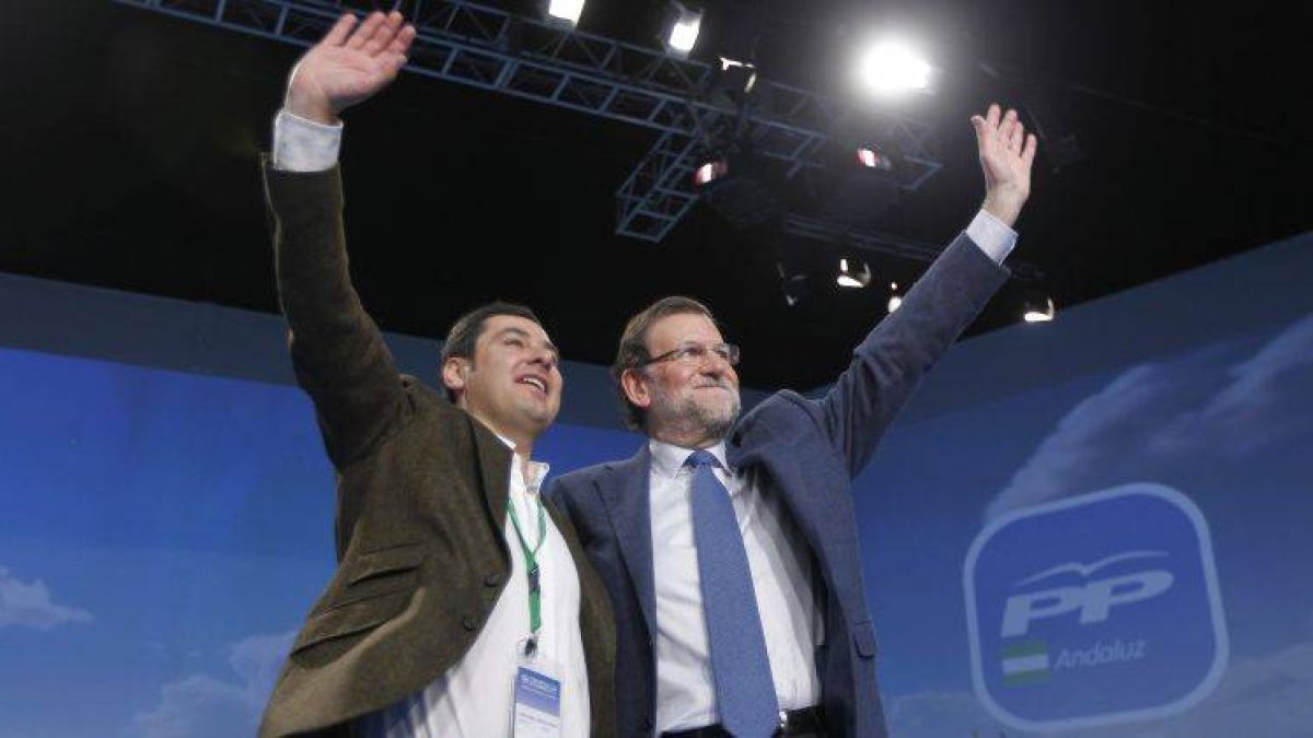 Mariano Rajoy y Juan Manuel Moreno Bonilla saludan a los congresistas del PP andaluz.