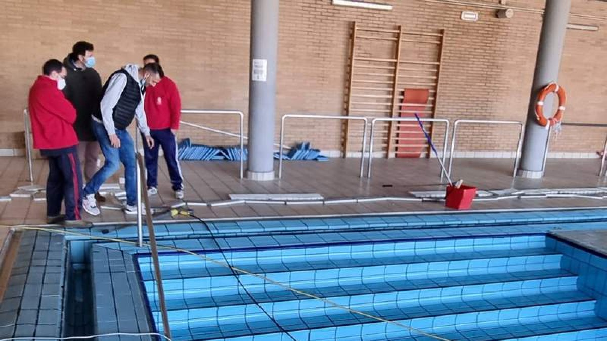 El alcalde y el edil, durante la visita al polideportivo acompañados por los trabajadores. DL