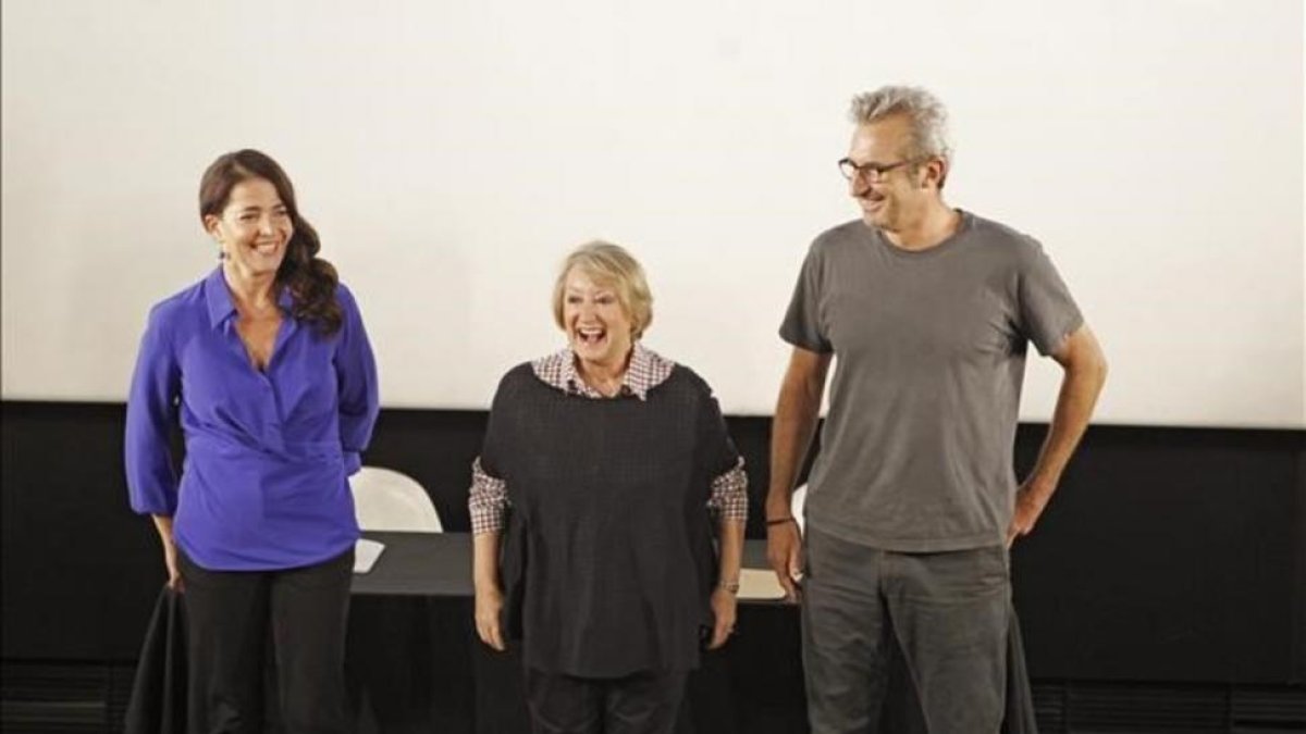 La diseñadora de vestuario Yvonne Blake, en el centro,con el director y guionista Mariano Barroso  y la actriz Nora Navas, el pasado 27 de septiembre.