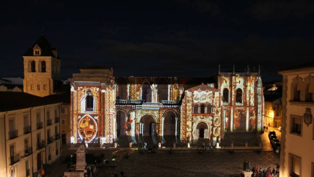Vuelven las proyecciones artísticas en la fachada de San Isidoro. NORBERTO