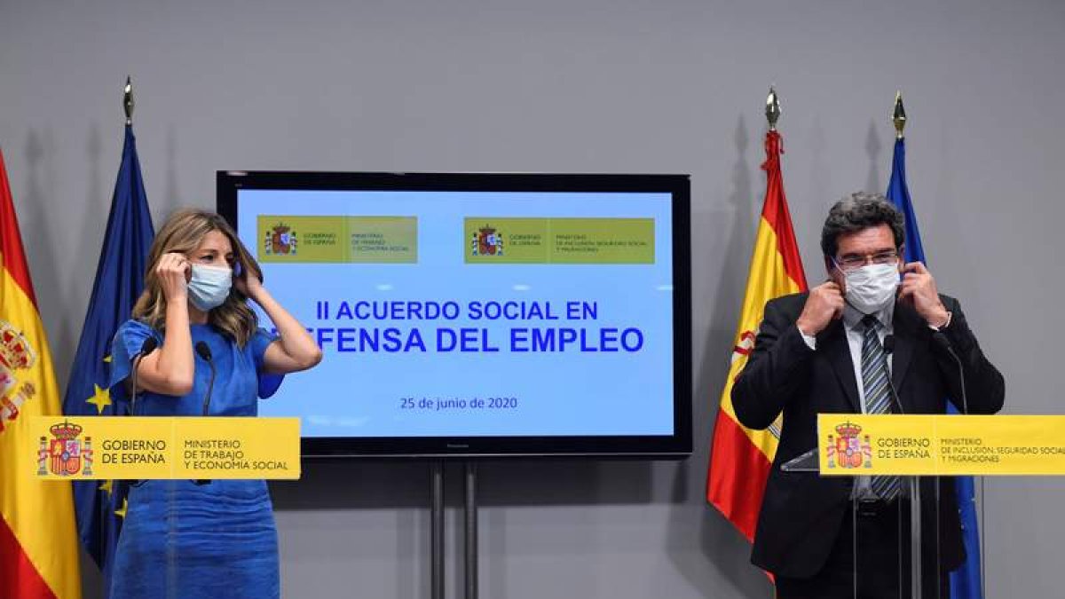 La ministra de Trabajo, Yolanda Díaz, y el ministro de Seguridad Social, José Luis Escrivá. VÍCTOR LERENA