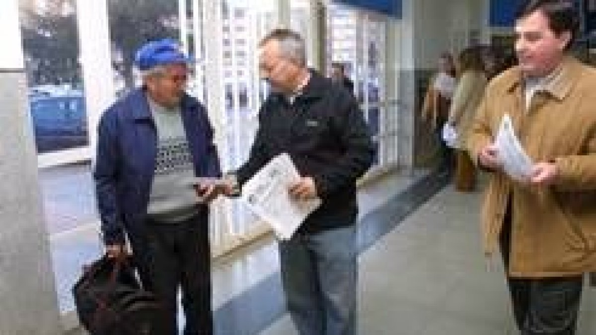 Los responsables sindicales repartieron ayer folletos en la estación de Ponferrada