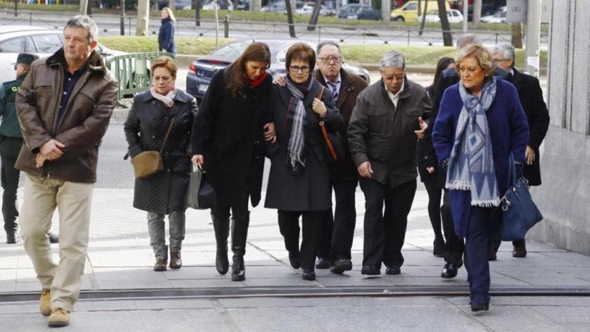 Las familias de las víctimas del Yak-42 llegan al ministerio de Defensa para reunirse con María Dolores de Cospedal, el pasado 10 de enero.