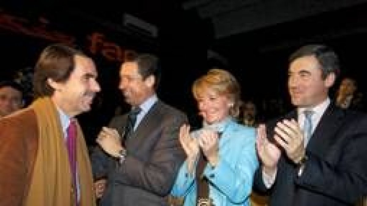 Zaplana, Aguirre y Acebes aplauden la llegada de Aznar a la Faes