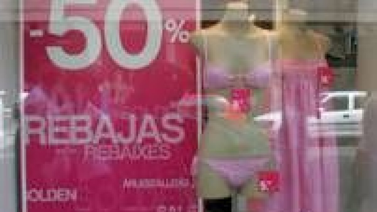 Las rebajas ocupan el reclamo del comercio de León durante los meses de verano; mañana, finalizan