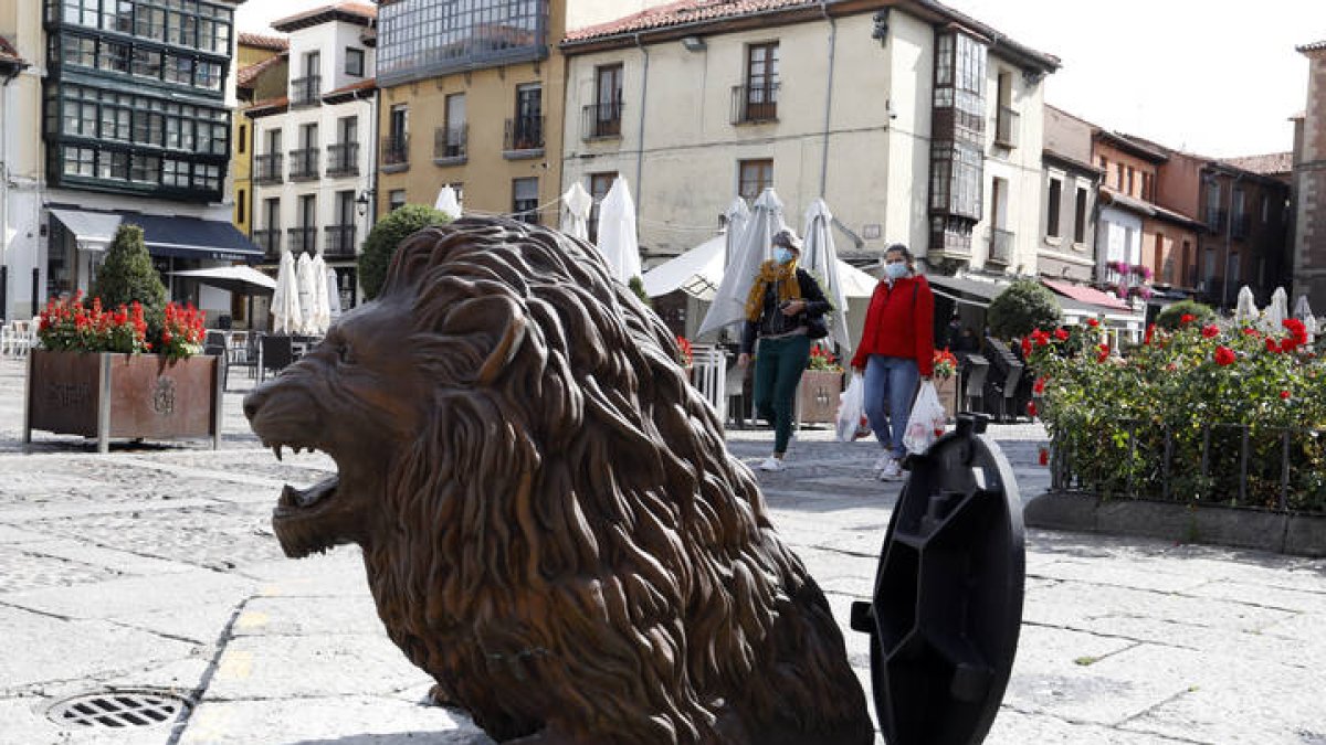 Un León sale del suelo en la Plaza de San Marcelo. MARCIANO PÉREZ