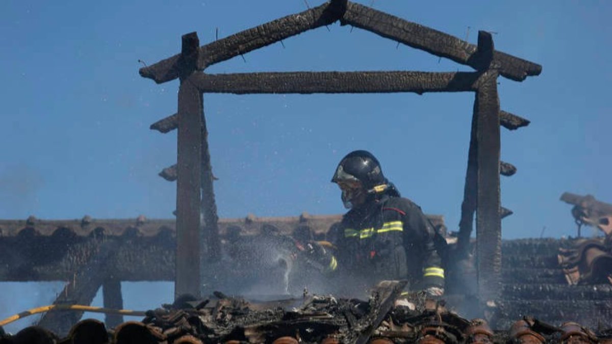 Imagen de archivo de una intervención de los bomberos en Astorga. JESÚS F. SALVADORES