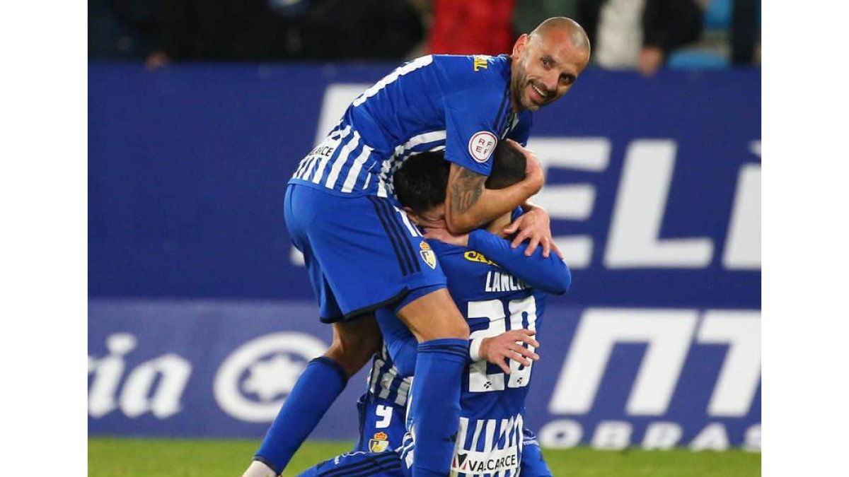 Borja Valle abraza a Lancho y Yuri a ambos tras lograr el defensa uno de sus dos goles al Arenteiro. L. DE LA MATA