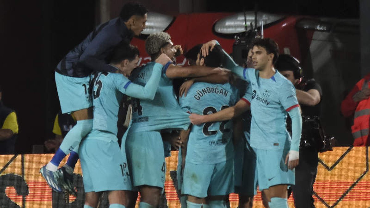 Los jugadores del Barcelona celebran la remontada en el añadido ante Las Palmas. A. MEDINA