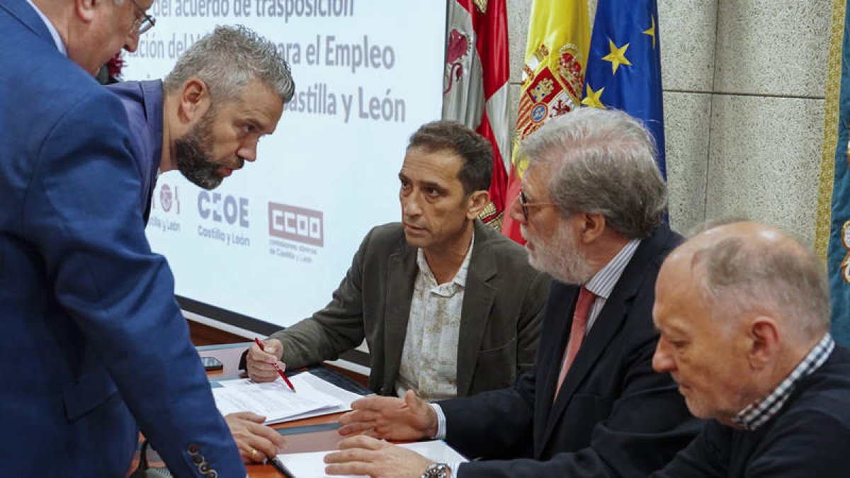 Santiago Aparicio con los líderes sindicales en una imagen de archivo. NACHO GALLEGO