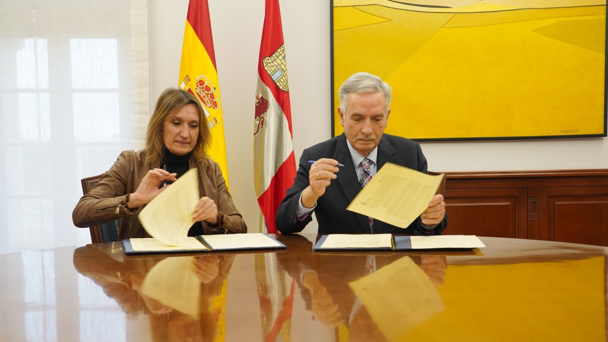 La consejera de Educación, Rocío Lucas, firma un convenio de colaboración con el presidente de la Asociación Española contra el Cáncer en Castilla y León Artemio Domínguez. MIRIAM CHACÓN