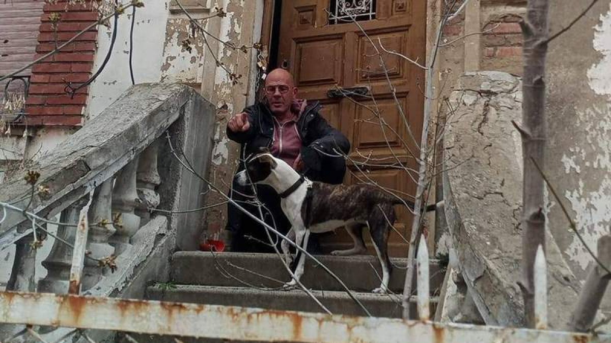 Salvador Armesto con Paca delante de la casa abandonada en la que viven. DL