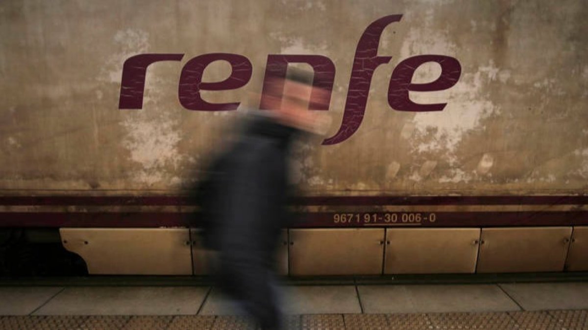 Desde el pasado sábado y durante todo su período de vigencia, los usuarios de Renfe pueden obtener los abonos gratuitos de este año. FERNANDO OTERO