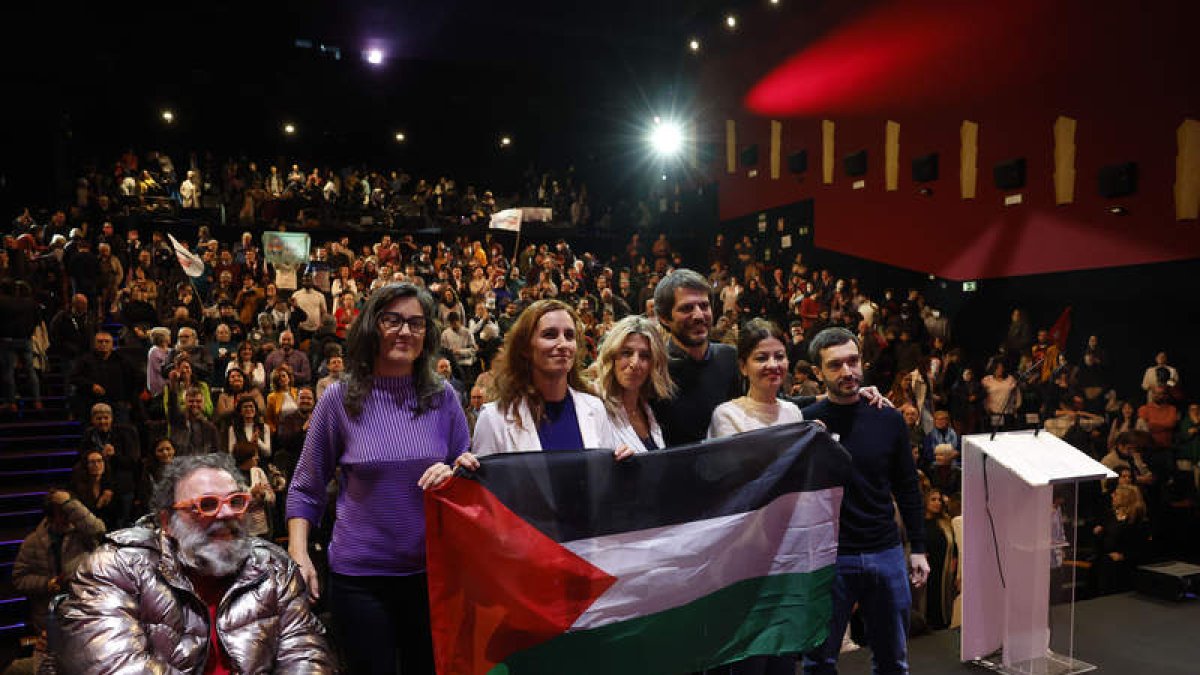 Imagen de los integrantes de Sumar con una bandera palestina. JUANJO MARTÍN