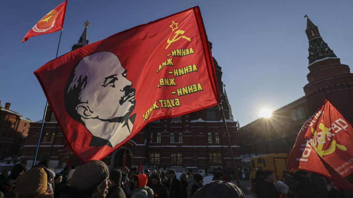 Los simpatizantes del partido comunista ruso recuerdan con banderas rojas a Lenin en el aniversario de su muerte. SERGEI ILNITSKY