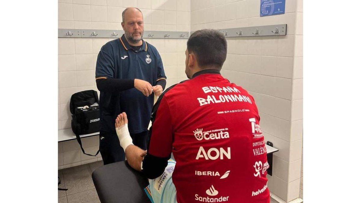 El leonés Emilio Martín, ayer tratando a Ian Tarrafeta antes del partido de España contra Eslovaquia previo al Europeo de balonmano que comienza el próximo día 10 de enero. Los Hispanos pelearán por traerse una medalla. DANI