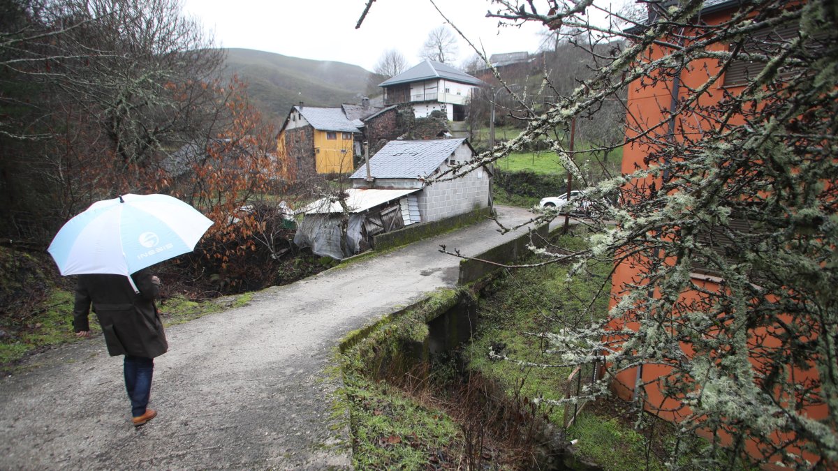 La Junta Vecinal alerta a la Confederación Hidrográfica del Miño Sil, al Servicio Territorial de Medio Ambiente de la Junta de Castilla y León, a Protección Civil y al Ayuntamiento de Peranzanes del mal estado de un paso sobre el arroyo Pasada y del escombro en el cauce bajo el el acceso al pueblo.