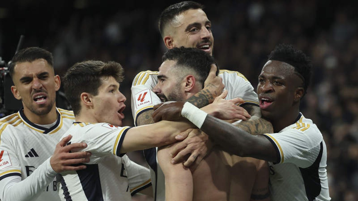 El gol de Carvajal en el minuto 99 de partido desató la locura en el Bernabéu tras culminar el Real Madrid otra remontada. KIKO HUESCA