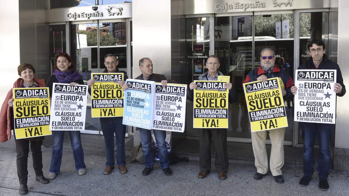 Integrantes de Adicae Castilla y León se manifiestan contra las claúsulas suelo en una foto de archivo. NACHO GALLEGO