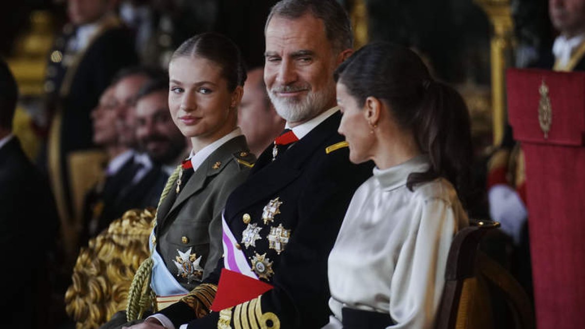 La princesa Leonor, el rey Felipe VI, y la reina Letizia, durante la recepción con motivo de la Pascua Militar. BORJA SÁNCHEZ-TRILLO