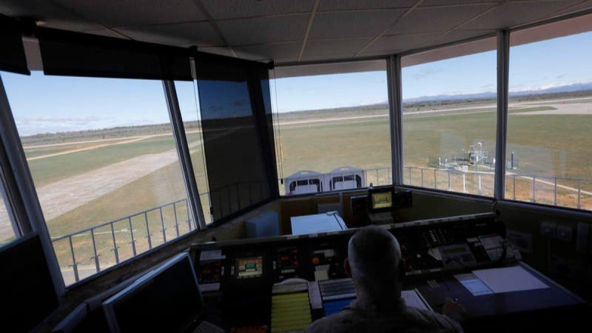 Imagen de la pista del aeropuerto de León desde la torre de control, que es de carácter militar. ARCHIVO