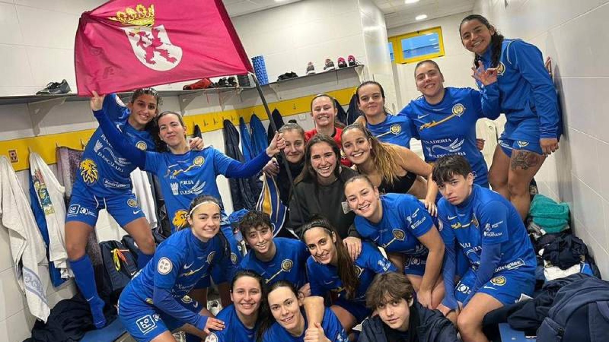 Las jugadoras del Olímpico de León celebran el triunfo frente al Victoria en el vestuario. DL