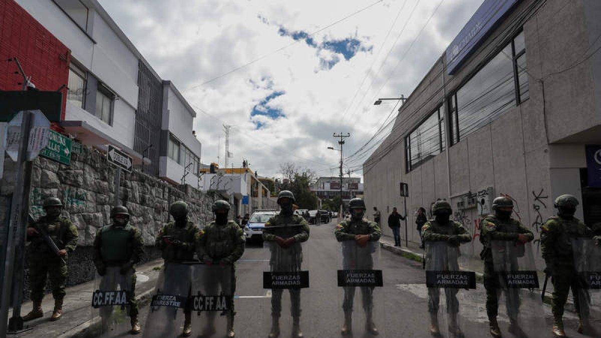 Militares custodian la zona desde donde el presidente declaró el estado de guerra. JOSÉ JÁCOME