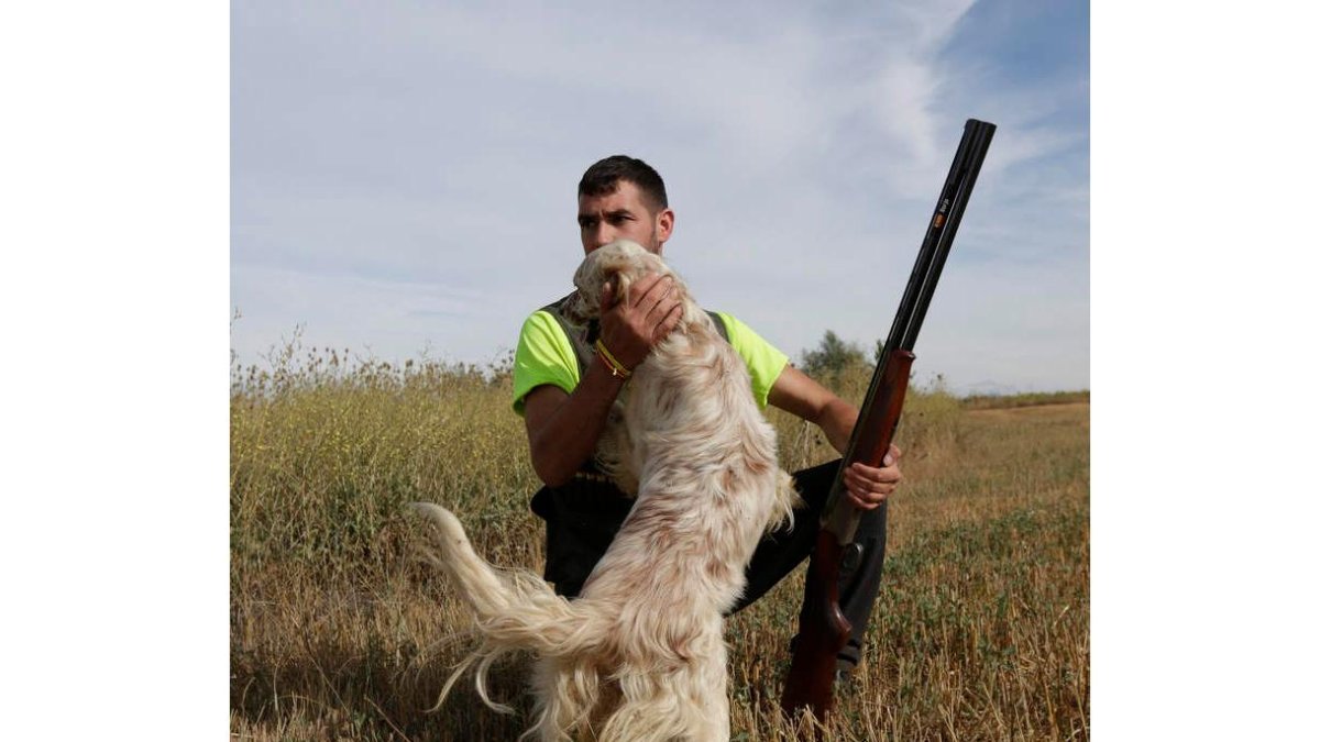 Un cazador junto a su perro en una jornada de caza. FERNANDO OTERO