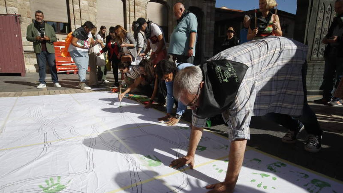 Actividad artística y reivindicativa, en la plaza de Regla de León, en el Día Mundial de la Salud Mental. RAMIRO