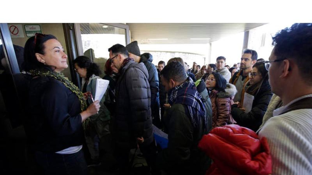 La Facultad de Derecho de León acogió la prueba de 282 aspirantes a una plaza sanitaria. Fue una de las 28 sedes del país. FERNANDO OTERO