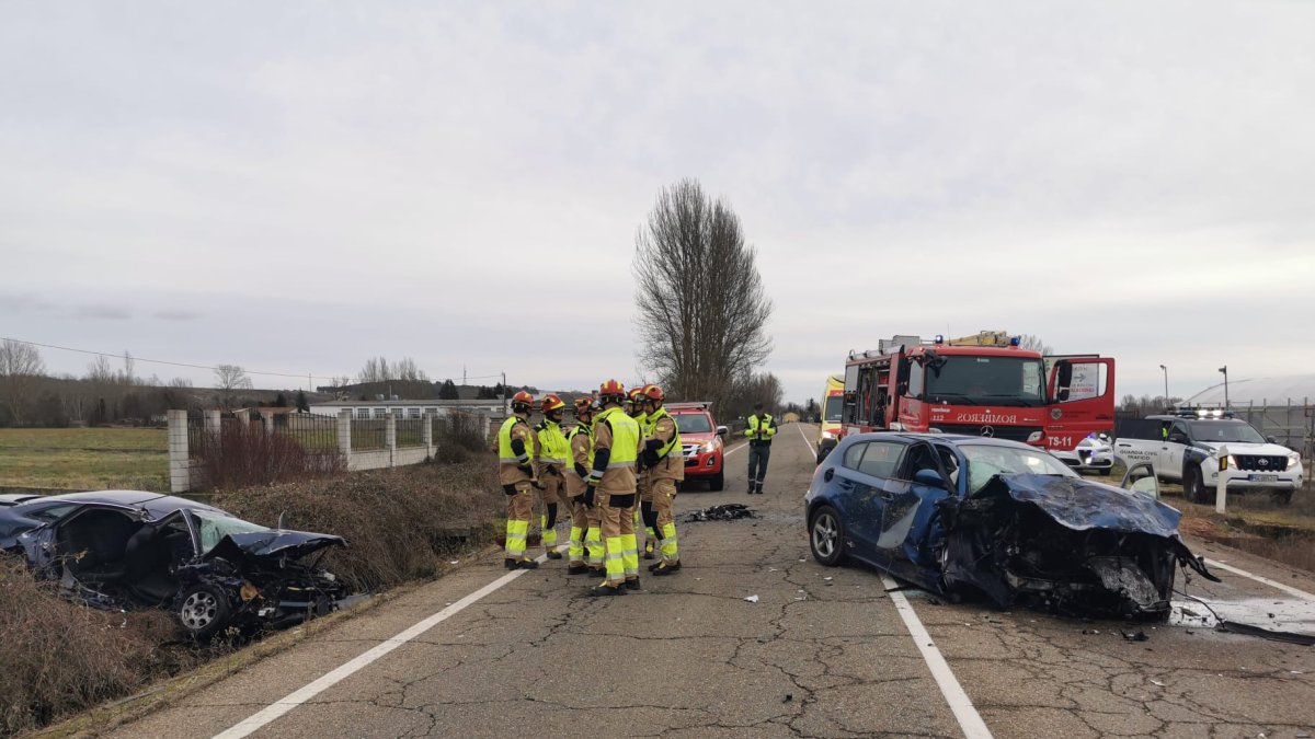 El accidente resultó espectacular. LUIS CANAL/BOMBEROS DE LEÓN