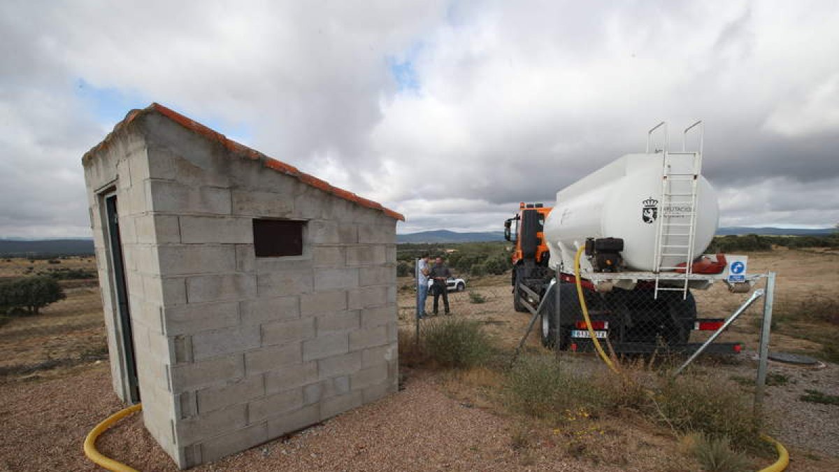 Un camión cisterna de la Diputación surte de agua potable a Santa Catalina de Somoza. RAMIRO