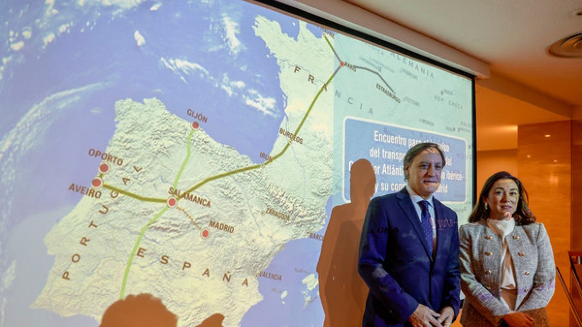 María González Corral. en el encuentro para el impulso del tramsporte ferroviario del Corredor Atlántico