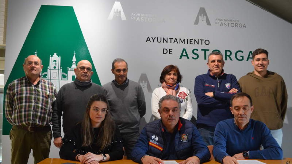 Imagen del equipo del Gobierno del PP de Astorga, ayer durante la rueda de prensa. MEDINA