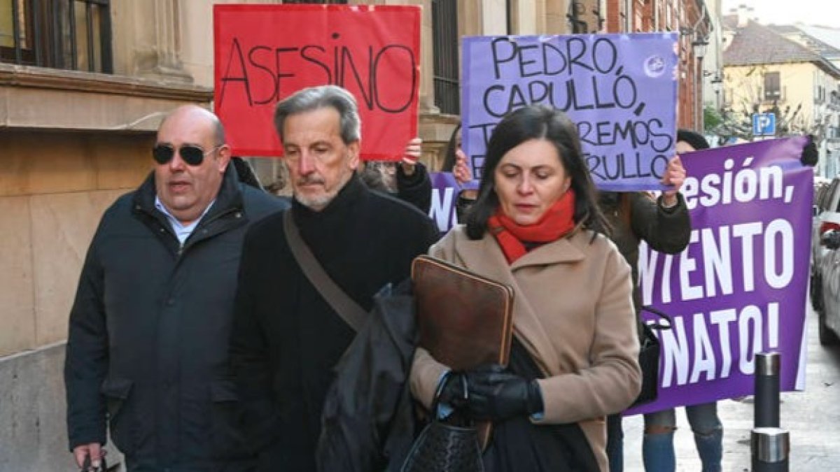 Pedro Muñoz y sus abogados, a la llegada a la Audiencia Provincial durante el juicio. F. OTERO PERANDONES