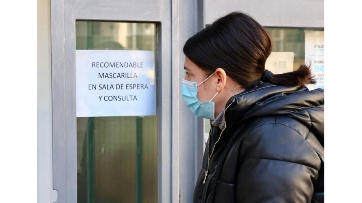 Una mujer lee un cartel en un centro de salud. RAQUEL MANZANARES