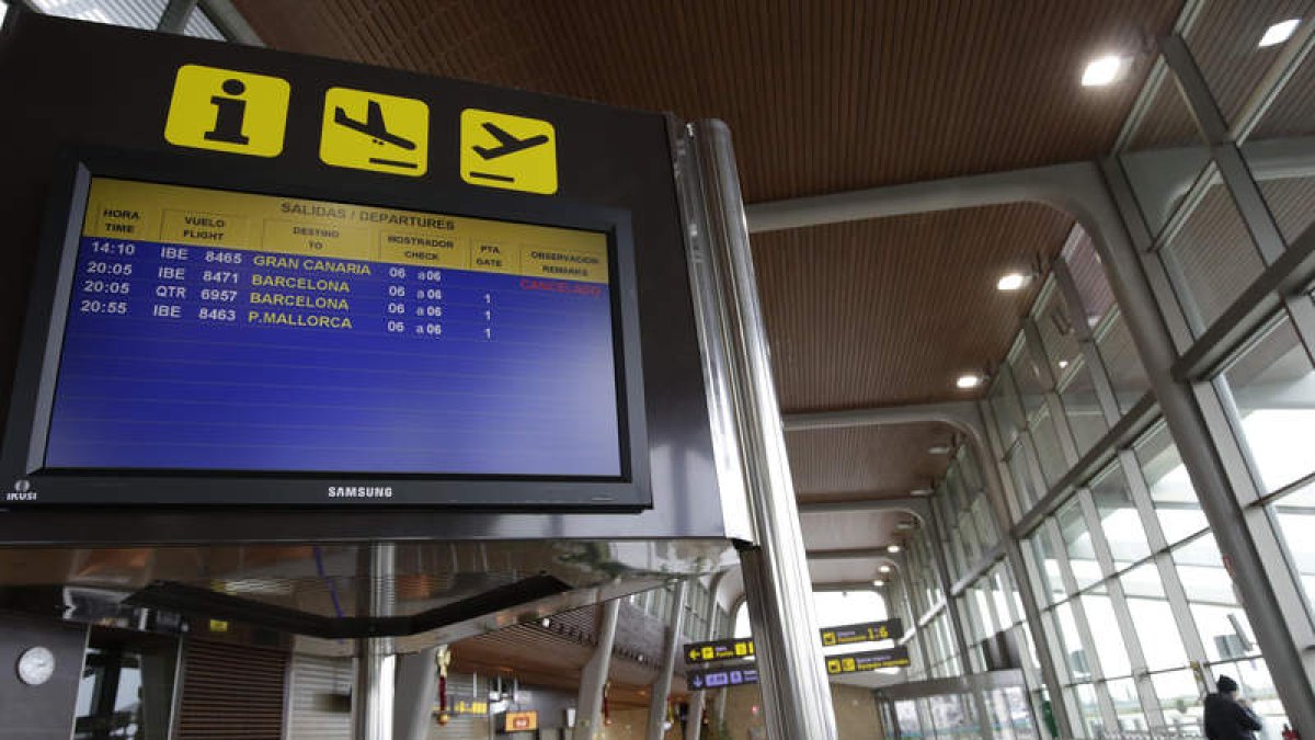 Pantalla informativa de los vuelos en el aeropuerto el día 29 de diciembre. FERNANDO OTERO