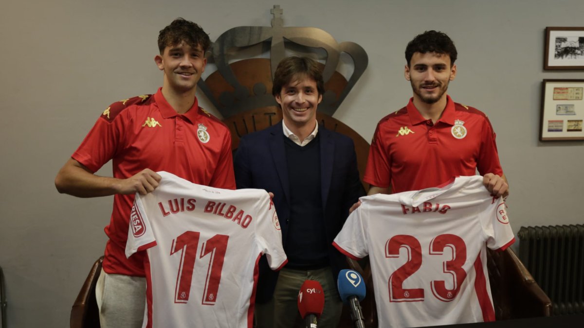 Luis Bilbao y Fabio Blanco blanquean  al director deportivo José Manzanera en su presentación como jugadores de la Cultural. FERNANDO OTERO