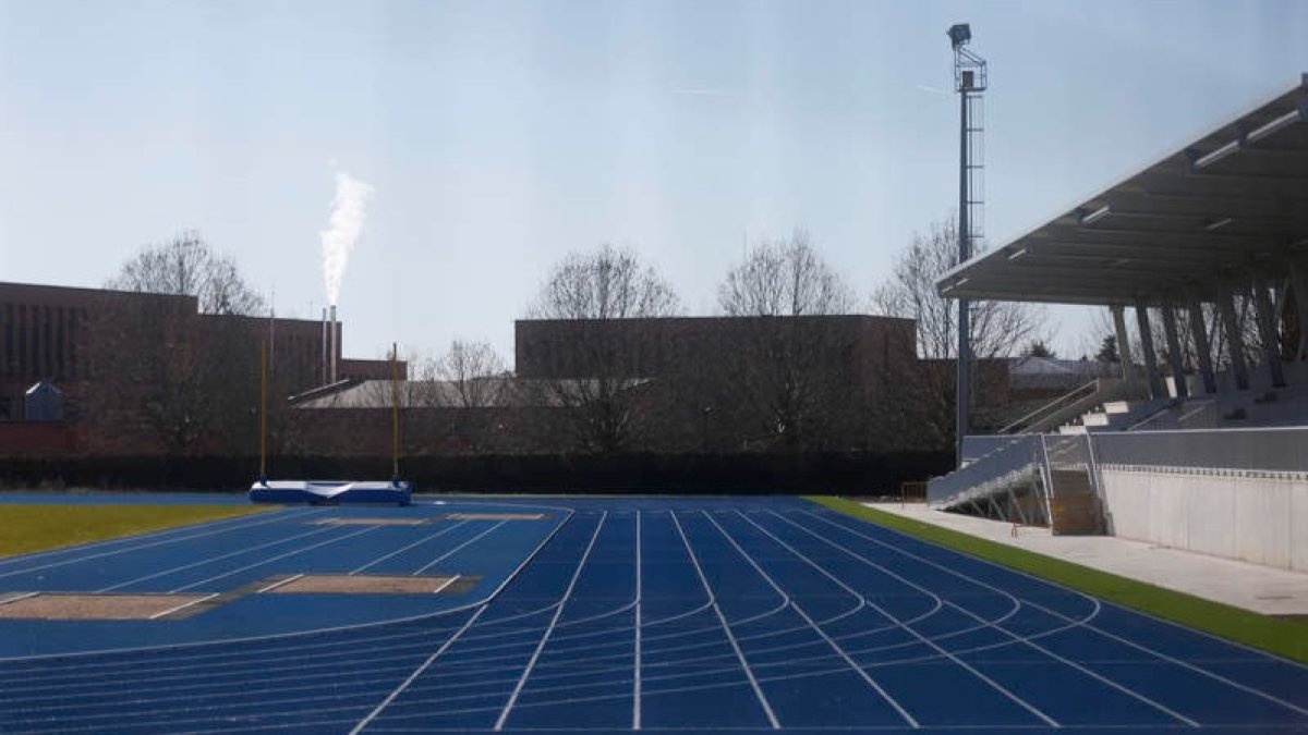 Las pistas de atletismo de la Universidad de León cumplirán este mes de marzo su primer año desde que fueron homologadas. FERNANDO OTERO