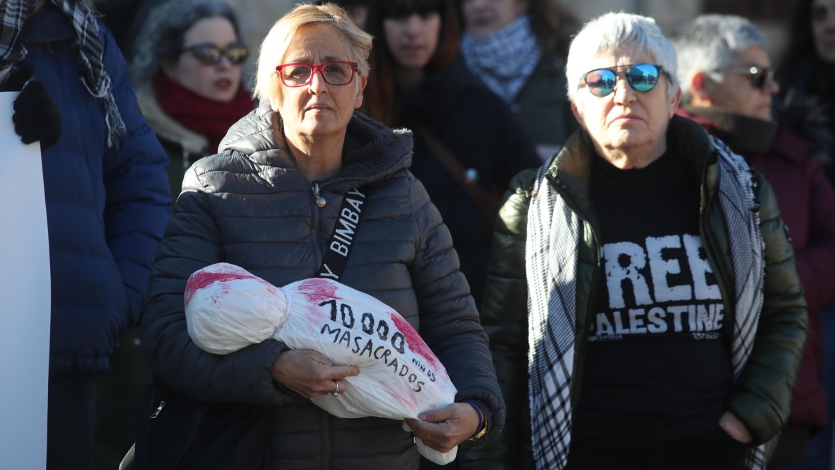 Manifestantes en la plaza del Ayuntamiento de Ponferrada. L. DE LA MATA