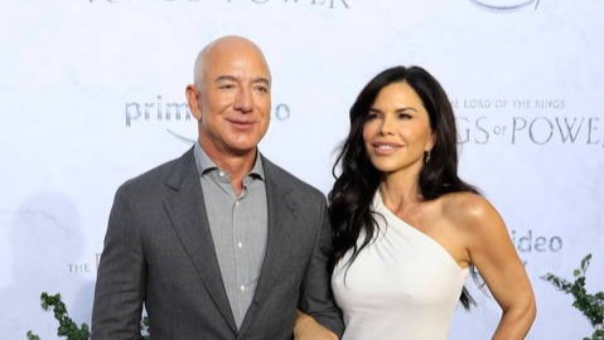 Jeff Bezos y su novia Lauren Sanchez.  EFE/EPA/NINA PROMMER