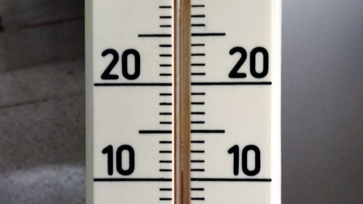 El termómetro marca once grados de temperatura. DL