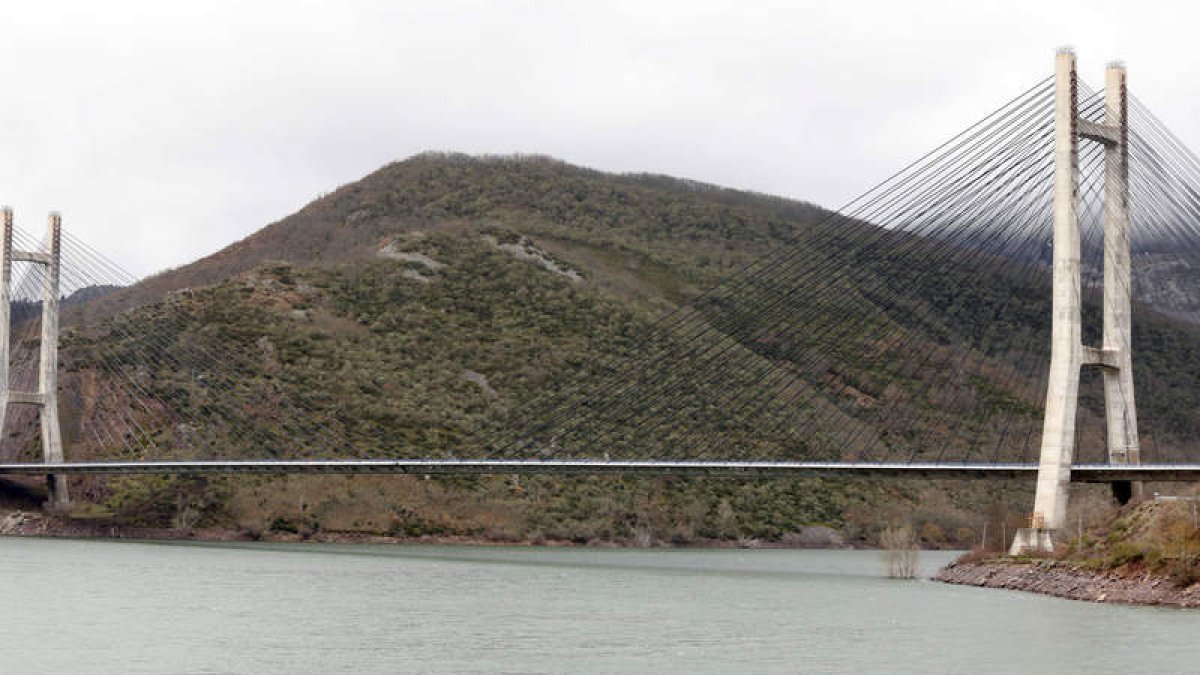 El pantano de los Barrios de Luna supera el 56% de su capacidad. MARCIANO PÉREZ