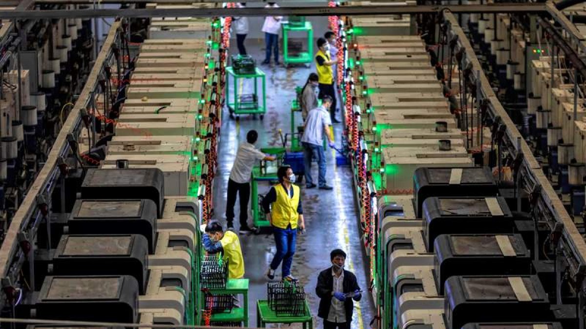 Operarios trabajan en una de las mayores fábricas tecnológicas de China. ALEKSANDER PLAVESKI