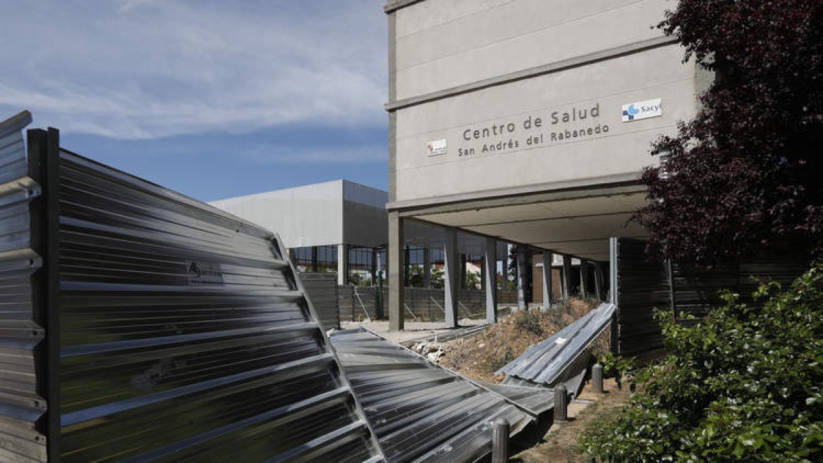 La primera empresa encargada de modernizar el centro de salud de Pinilla dejó los trabajos en septiembre de 2021. FERNANDO OTERO
