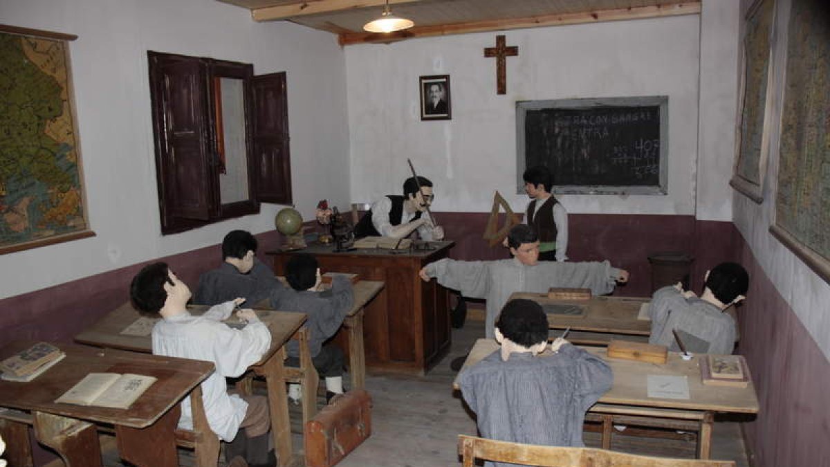 Una de las salas del museo etnográfico de Riaño que recrea una escuela de la montaña. CAMPOS