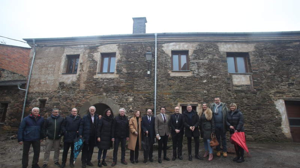 Suárez-Quiñones (en el centro con chaqueta clara) inauguró el edificio junto al alcalde y al obispo de Astorga, entre otros. ANA F. BARREDO