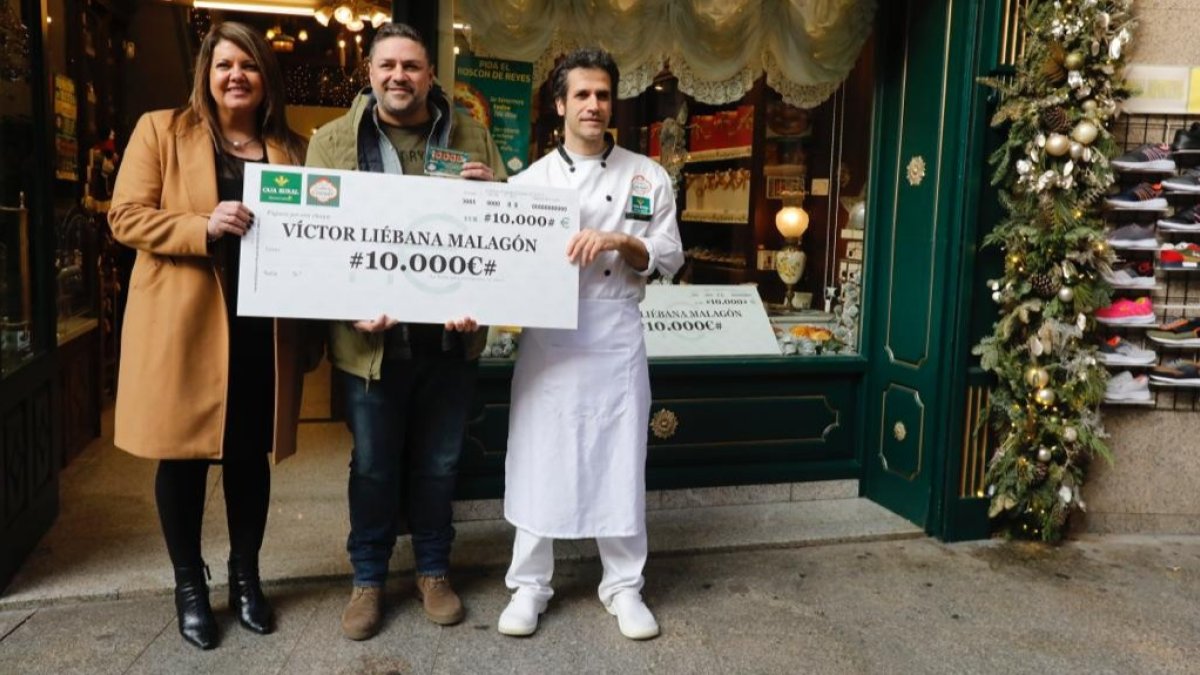 El ganador del concurso del roscón de Reyes recibe el cheque de 10.000 euros. RAMIRO