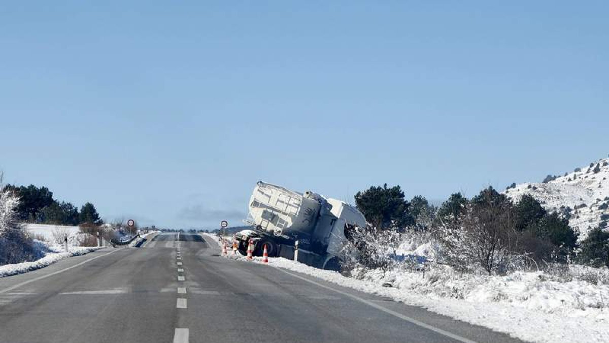 Un camión fuera de la N-122 a consecuencia del temporal en Soria. CONCHA ORTEGA