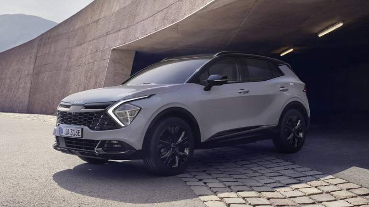 Contorno negro brillante en las ventanillas y el ‘spoiler’, además de inserciones cromadas en la delantera, trasera y laterales del modelo, personalizan la versión «30 Aniversario» del Sportage. KIA